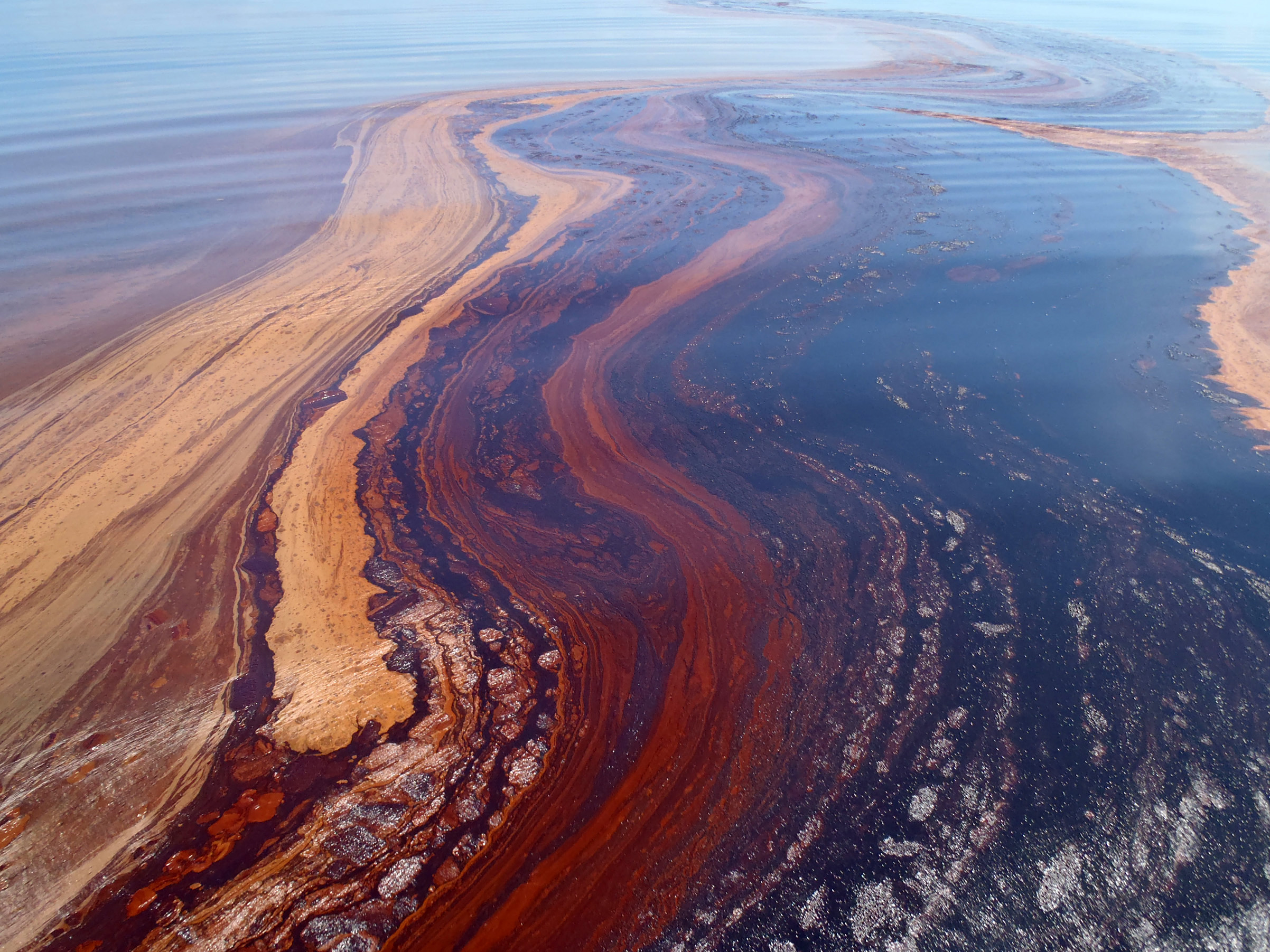 Загрязнение керосином. Разлив нефти в море. Нефтяное загрязнение мирового океана. Загрязнение океана разливы нефти. Разлив нефти в мировом океане.